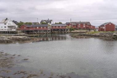 Geleneksel stilt rorbuers, Henningsvaer, Lofoten, Norveç