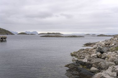 Fjord 'daki kayalıklar köy limanının dışında, Henningsvaer, Lofoten, N