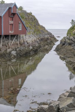 Stilt House, A, Lofoten, Norveç 'te martıları olan dar körfez.