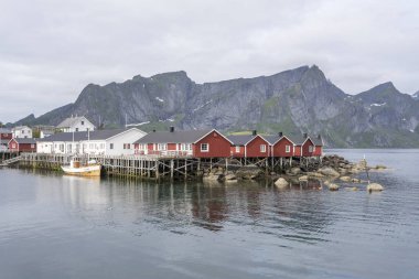 Stilt rorbuer ve dik yamaçlar, Hamnoy Reine, Lofoten, Norveç