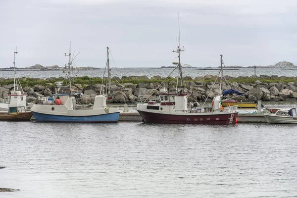 Традиційні риболовні човни в гавані, Еггум, Лофотен, Норвегія. — стокове фото