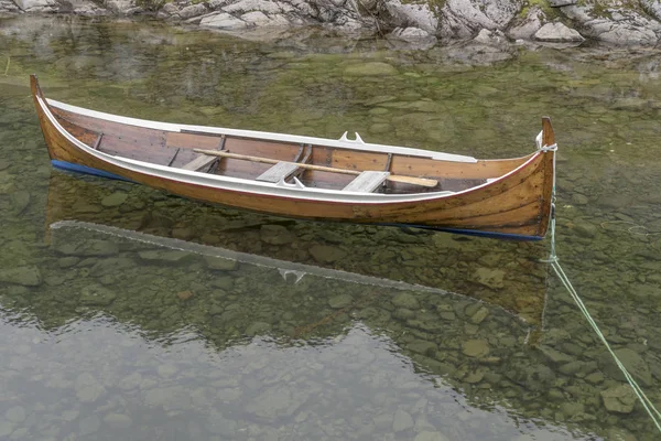 Barco de madera tradicional en aguas cristalinas, A, Lofoten, Noruega —  Fotos de Stock