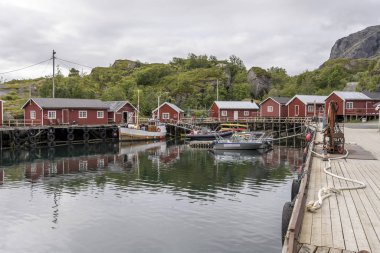 İskelede tekneler körfez limanında, Nusfjord, Lofoten, Norveç