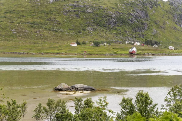 Fiorde e casas em terra, perto de Flakstad, Lofoten, Noruega — Fotografia de Stock