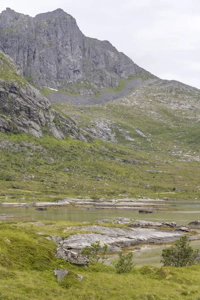 Pendientes pronunciadas en la orilla, cerca de Flakstad, Lofoten, Noruega — Foto de Stock