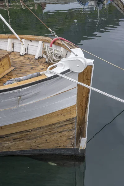 Proa del barco pesquero tradicional, Nusfjord, Lofoten, Noruega —  Fotos de Stock
