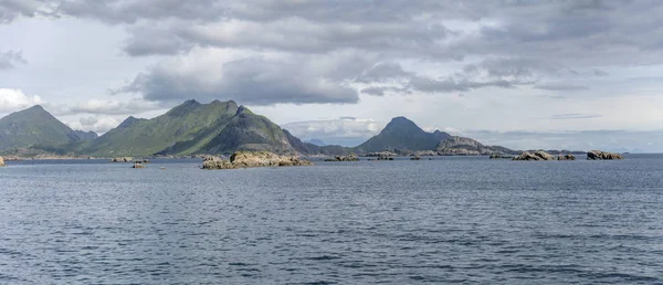 Spridda klippor och kustnära kullar, Ballstad, Lofoten, Norge — Stockfoto