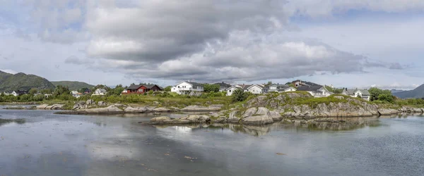 Radhus på inre fjord inlopp, Ballstad, Lofoten, Norwa — Stockfoto