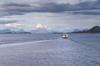 Feribot Svolvaer, Lofoten yakınlarındaki sert Lofoten kıyısına doğru yelken açar.