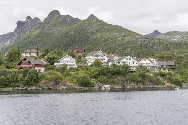 Hus vid fjordinloppet, nära Svolvaer, Lofoten, Norge — Stockfoto