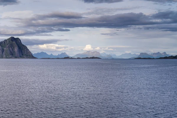 Hård silhuett av Lofotens kust, nära Svolvaer, Lofoten, Norge — Stockfoto