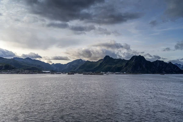 Harde kust bij Svolvaer, Lofoten, Noorwegen — Stockfoto
