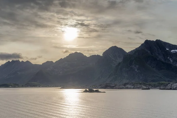 Fake-zonsondergang in fjord, nabij Kabelvag, Lofoten, Noorwegen — Stockfoto