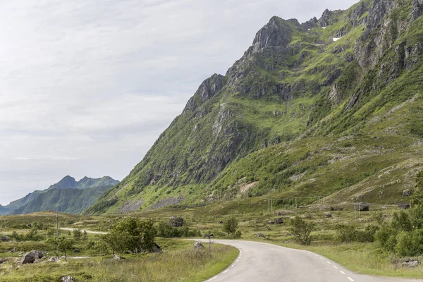 Strada costiera sotto fiordo ripida costa, vicino a Valberg, Lofoten, Norvegia — Foto Stock