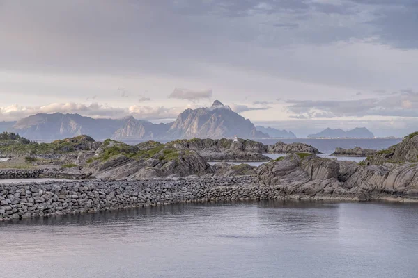 Hamnen yttre flata och Vagakallen topp i avstånd, Stamsund, Lofoten — Stockfoto