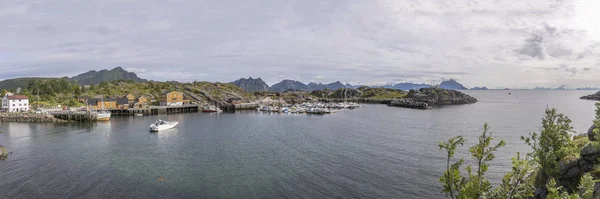 Barcos na entrada do porto e paisagem costeira, Stamsund, Lofoten , — Fotografia de Stock