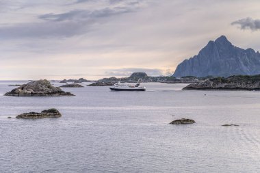 Feribot, Svolvaer, Lofoten yakınlarındaki uçurum takımadalarından geçiyor.