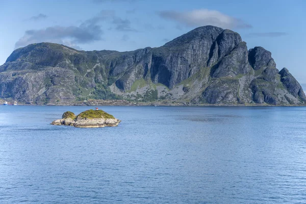 Casa clara no penhasco perto da ilha de fiorde, Atloyna, Noruega — Fotografia de Stock