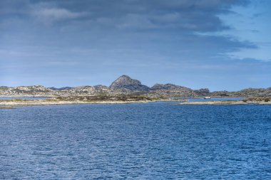 Norveç, Atloyna 'daki kayalık kayalıkların arasında balık çiftliği