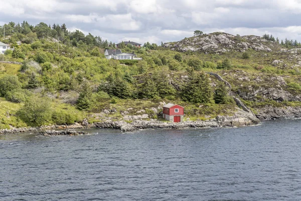 挪威卡尔博绿色峡湾岸边的房屋间隔 — 图库照片