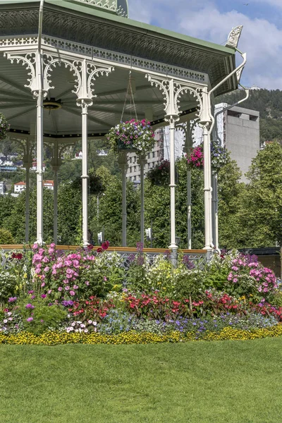 Blühende Blumen am Pavillon im Stadtpark, Bergen, Norwegen — Stockfoto