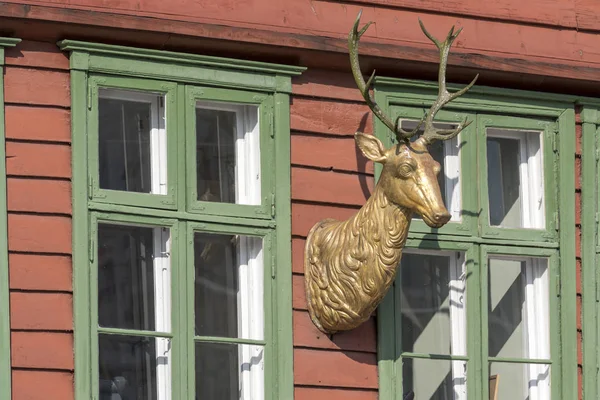 Signo de ciervo en pintoresca fachada de colores en el agua del puerto de Briggen — Foto de Stock