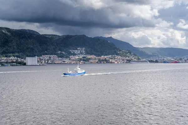 貨物船はノルウェー、ベルゲンの港からフィヨルドの水を帆 — ストック写真
