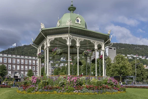 Gazebo florescente no parque urbano, Bergen, Noruega — Fotografia de Stock