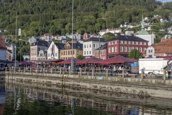 Pessoas comendo em barracas do mercado de peixe, Bergen, Noruega — Fotografia de Stock