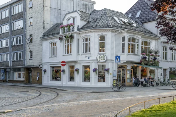 Emberek asztaloknál festői a sarkon kávézó, Bergen, sem — Stock Fotó