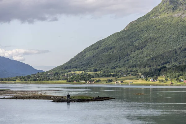 Abgetrennte Häuser und grüne Felder am Ufer auf der Insel Hagla, Norwegen — Stockfoto