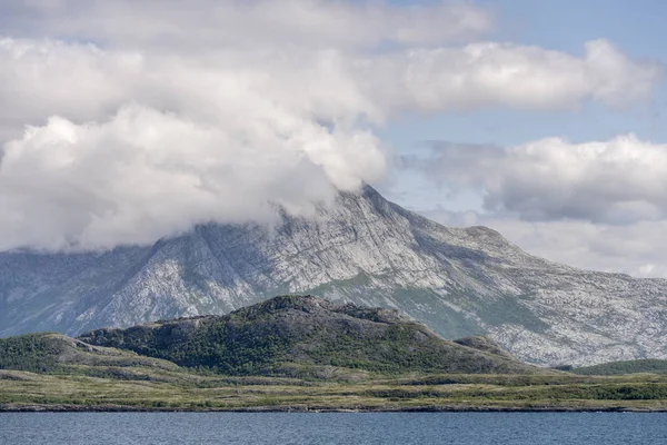 Acantilado verde y pendientes rocosas empinadas, Bronnoysund, Noruega — Foto de Stock