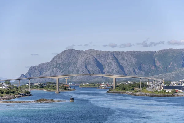 ノルウェーのブロノウンズンドに曲げられたフィヨルドの高い橋 — ストック写真
