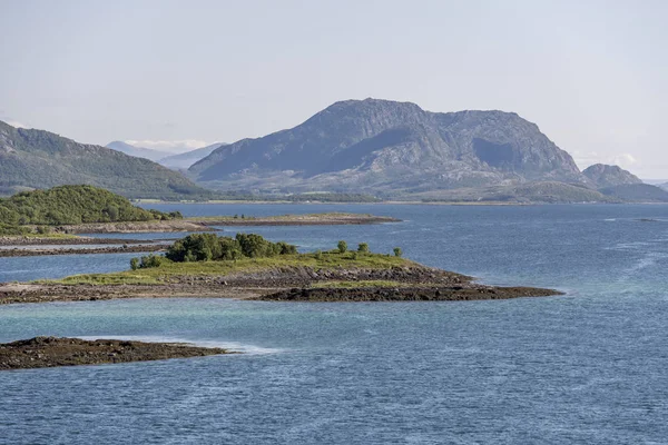 Penhasco verde e costa fiorde, perto de Bronnoysund, Noruega — Fotografia de Stock