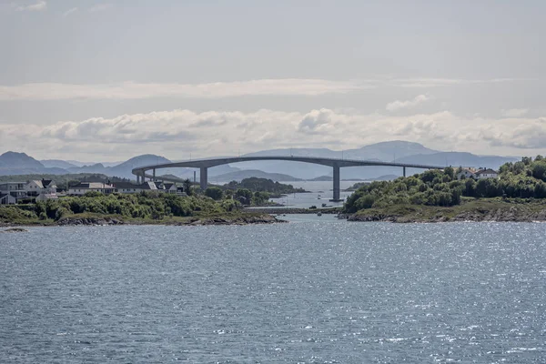 Magas híd felett fjord, közel Bronnoysund, Norvégia — Stock Fotó