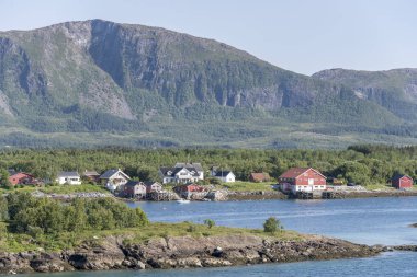 Sahilde kayıkhaneler ve evler, Bronnoysund, Norveç