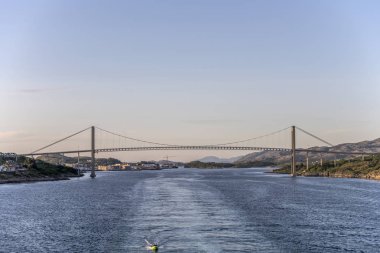 Kruvazör fiyort, Rorvik, Norveç 'te yüksek köprünün altında uyandı.