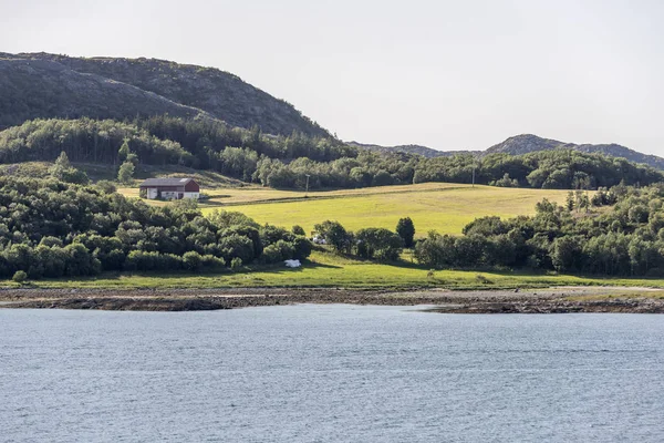 挪威Torget岛峡岸的农舍和草地 — 图库照片