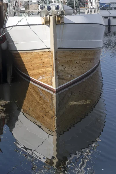 特隆赫港传统渔船船头的倒影 — 图库照片
