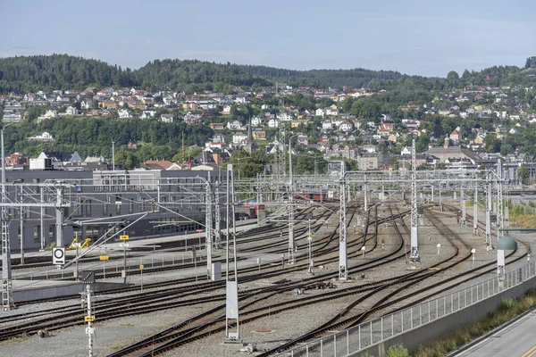 Järnvägslabyrint vid järnvägsstationen i Trondheim, Norge — Stockfoto