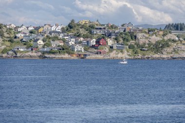 Yeşil kayalık sahildeki evler, Kristiansund