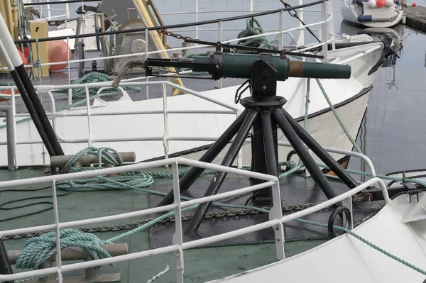 Harpunenschütze auf Fischerbootdeck am Hafen, trondheim, Norwegen — Stockfoto