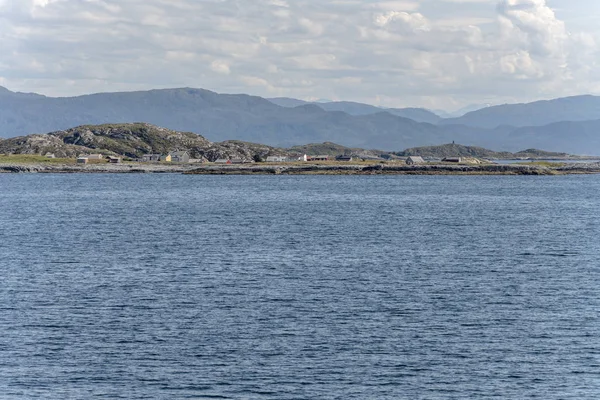 Hus på platt ö strand, Skardsoya — Stockfoto