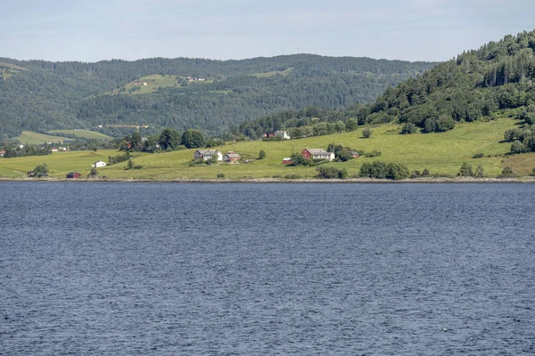 Domy na zielonym brzegu, w pobliżu miejscowości Stadsbygd, Norwegia — Zdjęcie stockowe