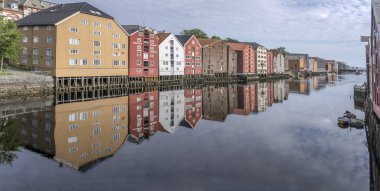Nid Nehri ve Norveç, Trondheim kıyısındaki resim depoları