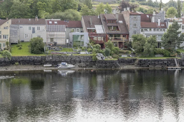 Domy na břehu řeky Nid, Trondheim, Norsko — Stock fotografie