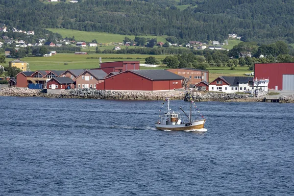 Traditional fishing boat sails the fjord, near Stadsbygd, Norway — ストック写真
