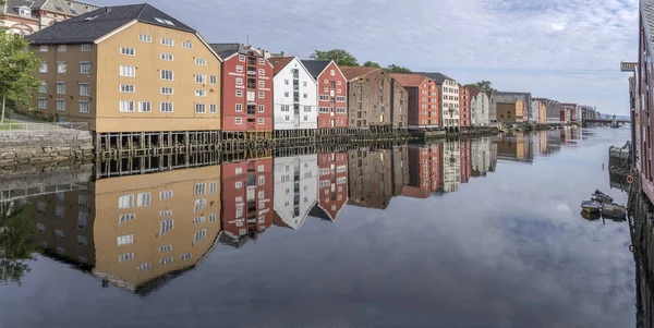 Rio Nid e armazéns pitorescos na margem, Trondheim, Noruega — Fotografia de Stock