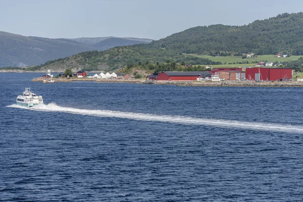 Réveil d'un navire à passagers hors de la digue, Stadsbygd, Norvège — Photo