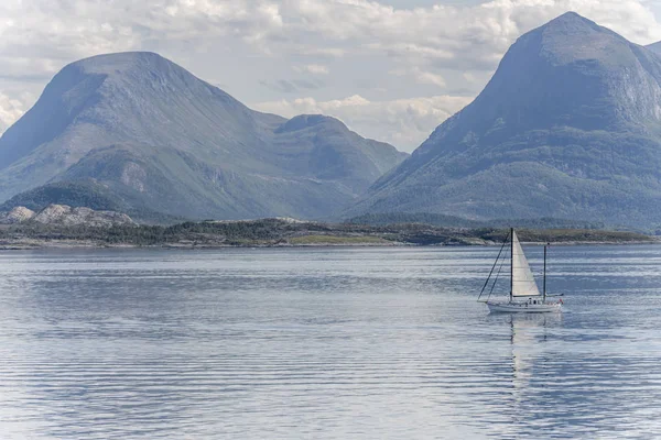 Традиційний вітрильник і фіорд берег, поблизу Тушни (Норвегія). — стокове фото